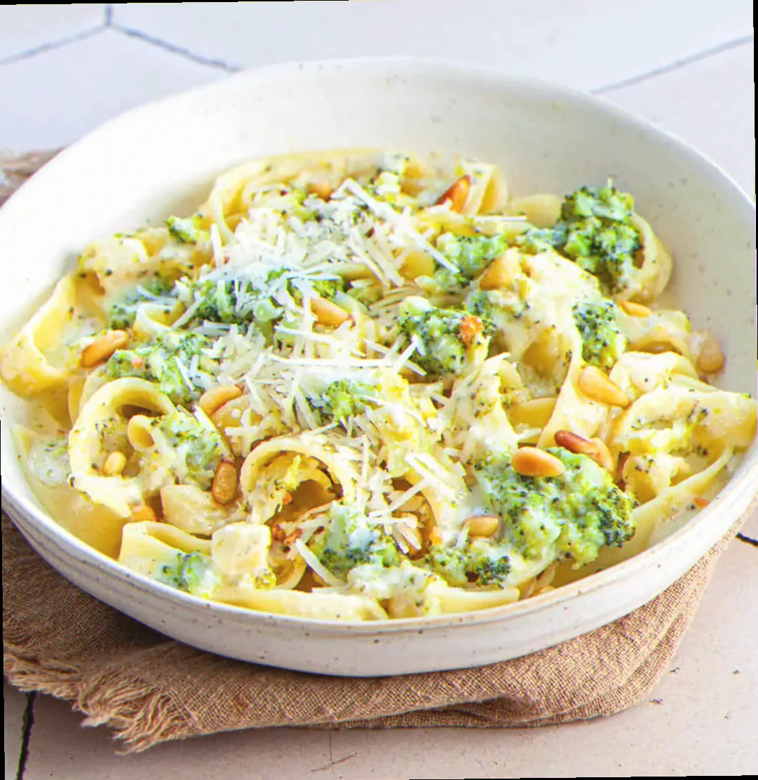 Brokoli pasta med grøn pesto