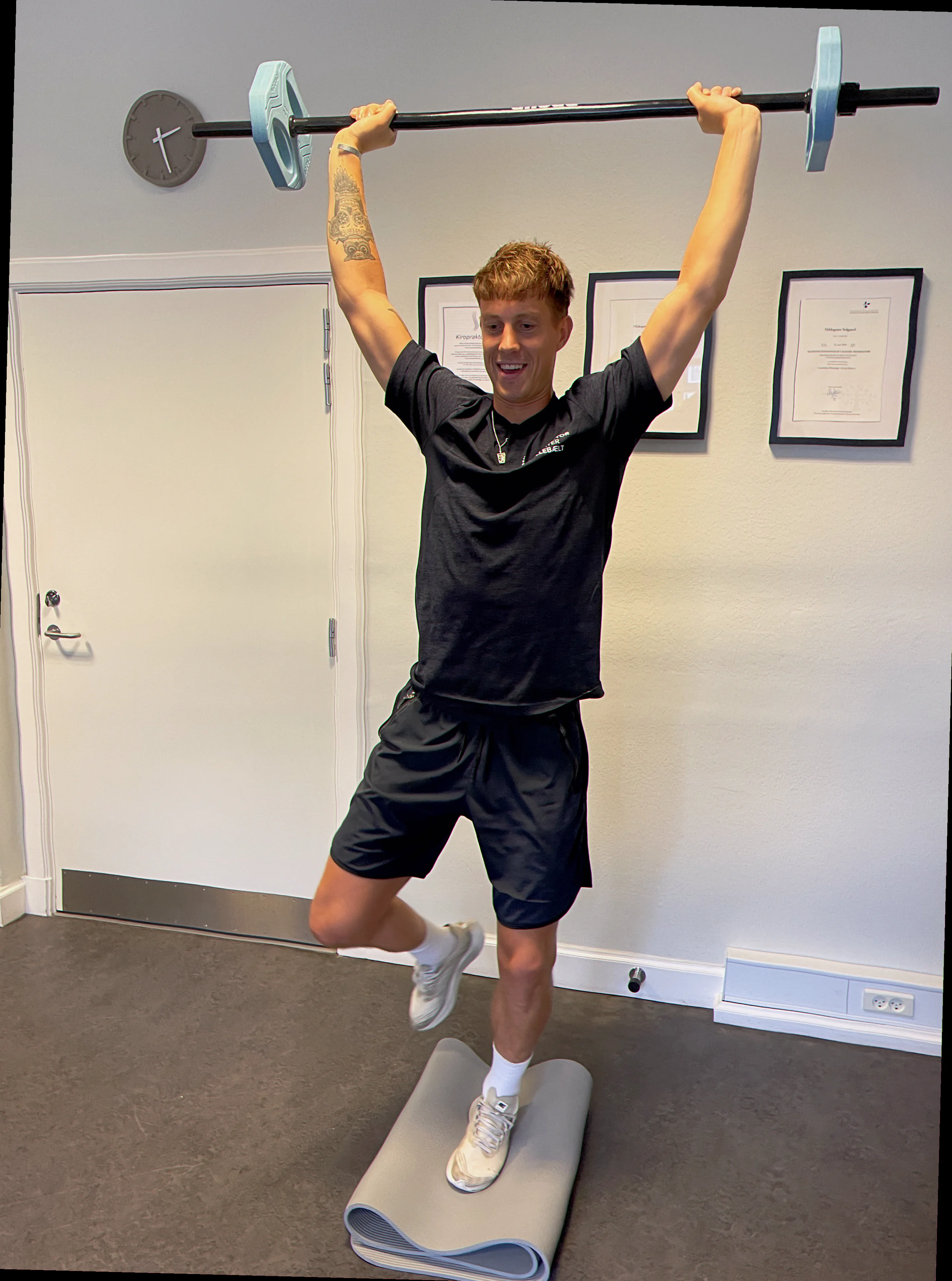 Kvinde der laver burpees