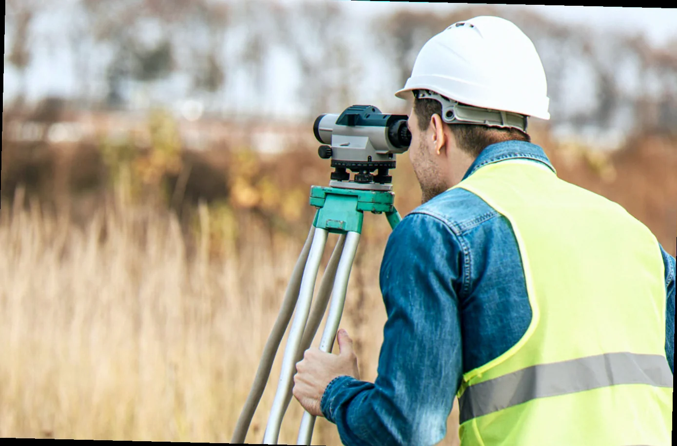 Landmåler der arbejder med kort