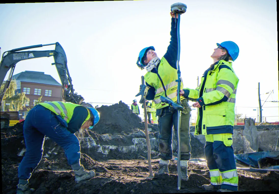 Landmåler ved computer med data