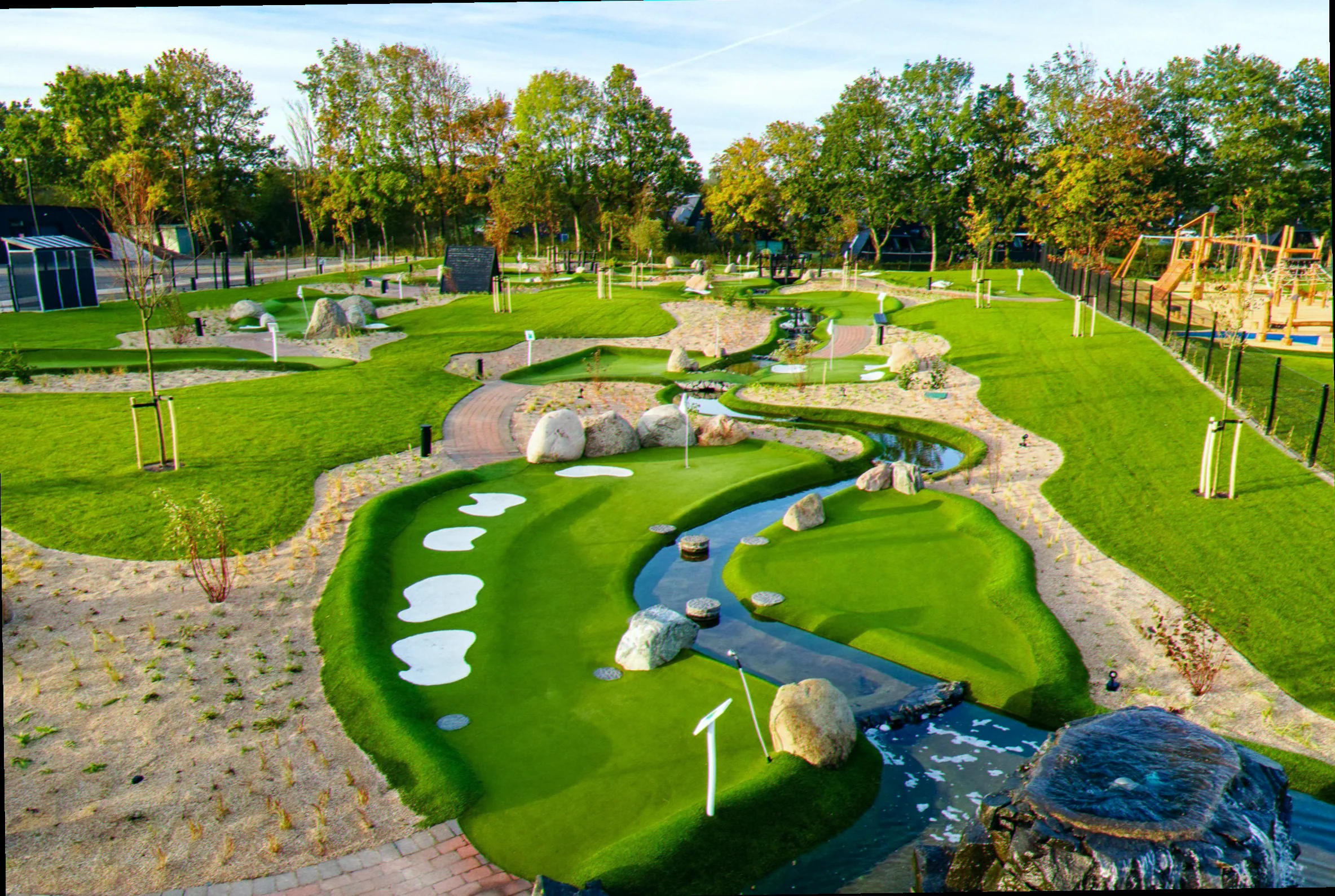 Familie der spiller minigolf