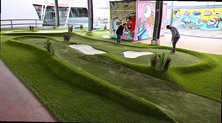 Venner der konkurrerer i minigolf