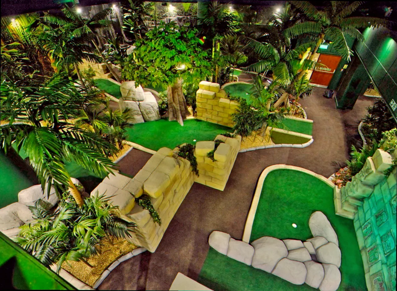 Tropisk minigolfbane med vandfald