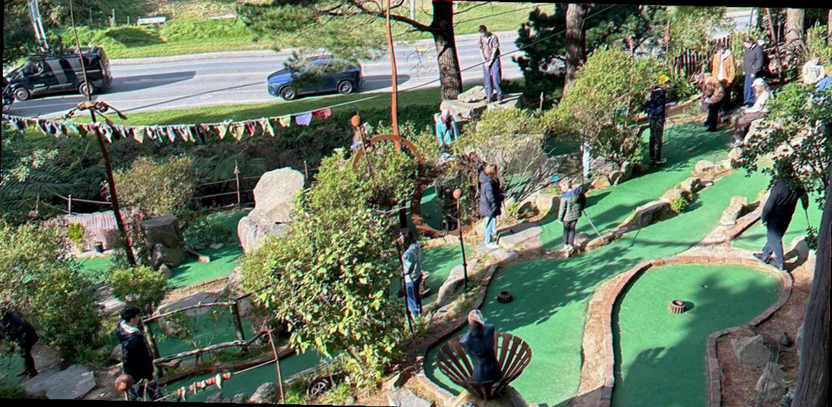 Udfordrende minigolfbane med hindringer