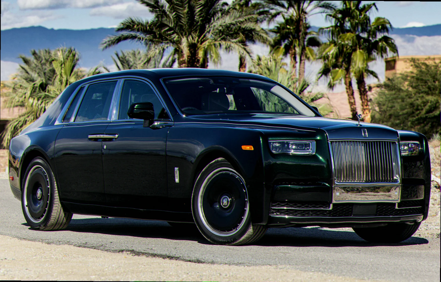 Sort Royce Phantom foran elegant bygning