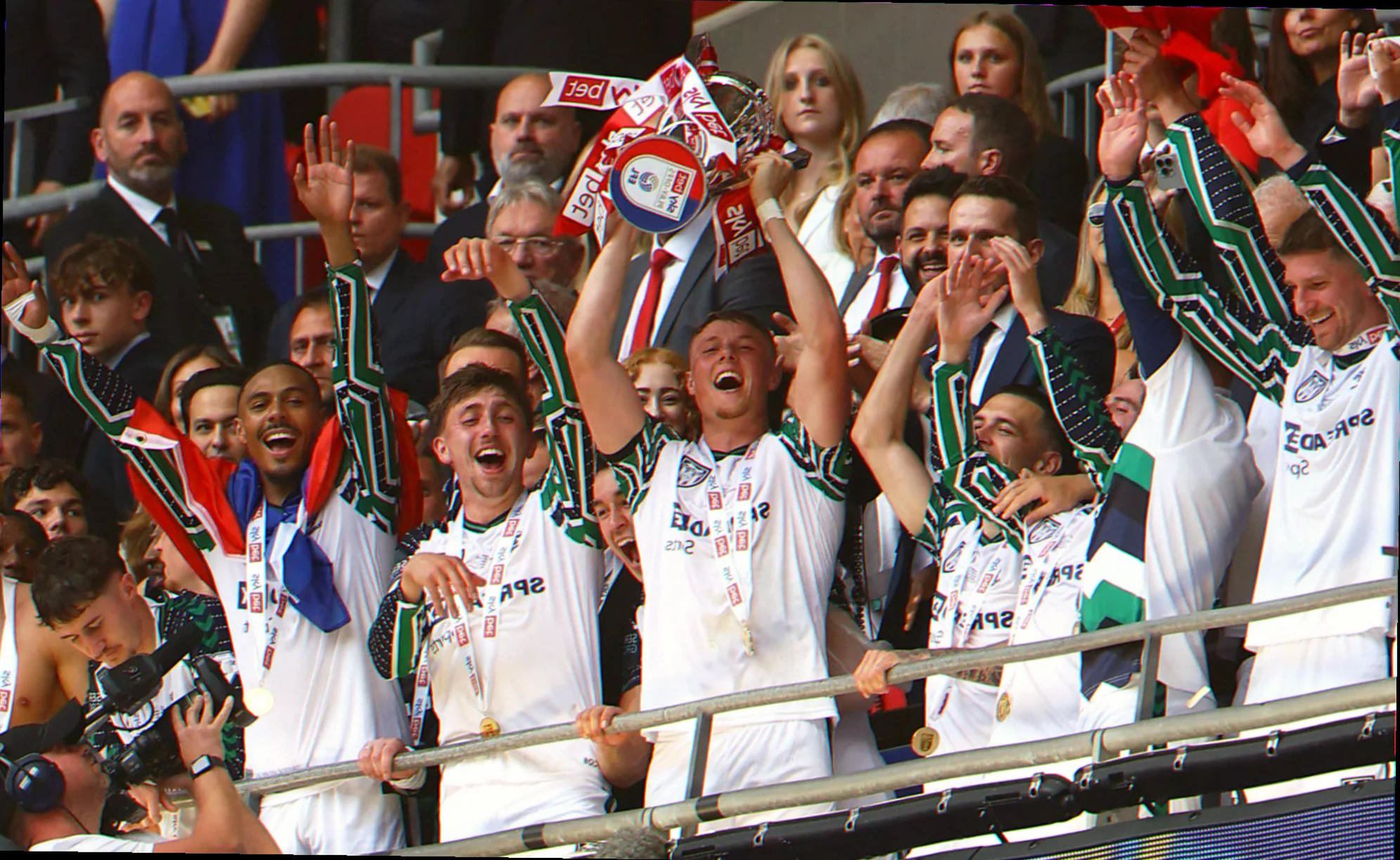 Fodboldstadion med tilskuere